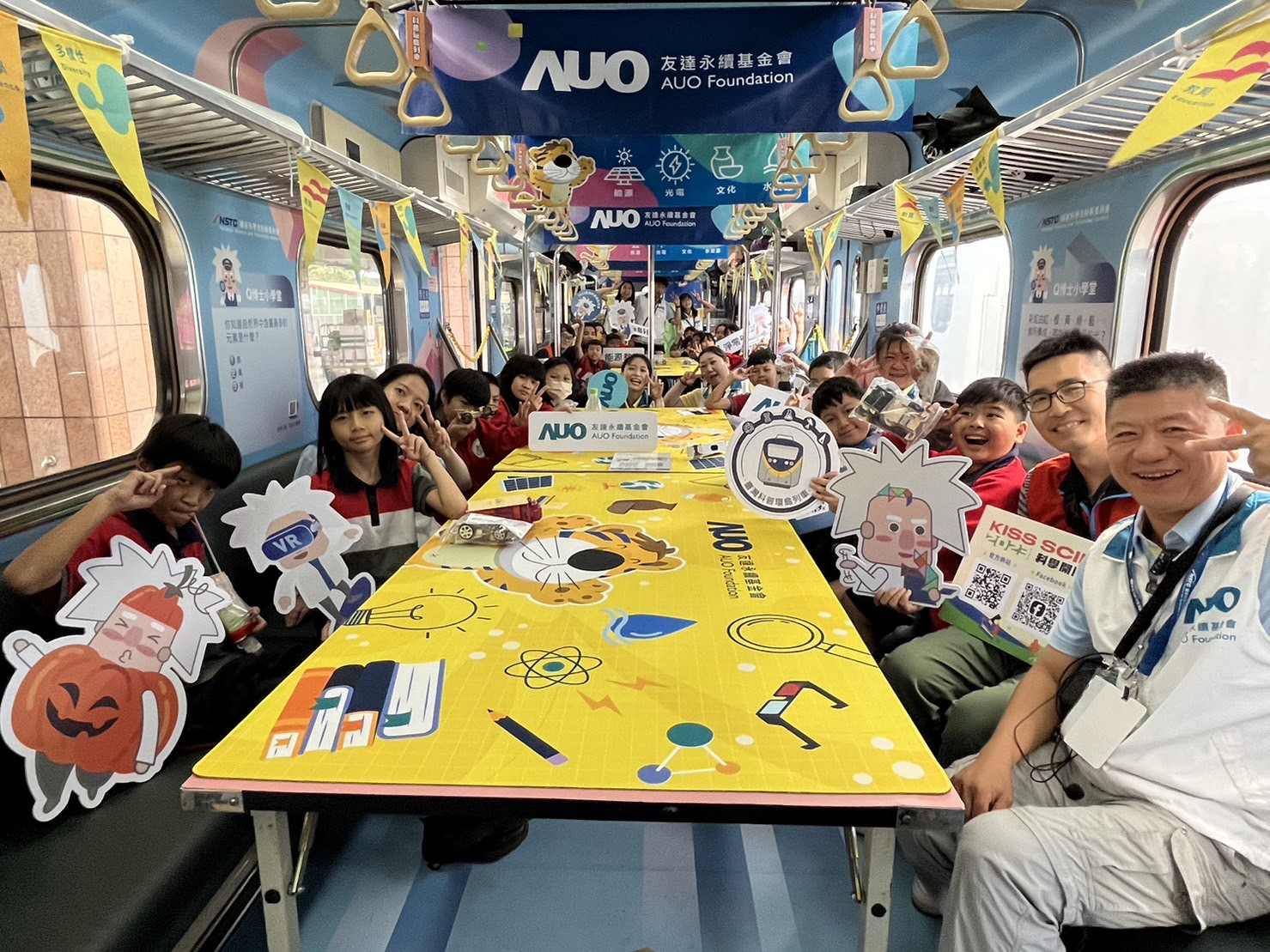 jiuyou.com永續基金會參與「臺灣科普環島列車」，設計基礎科學車廂課程，以「淨零碳排和永續能源」為主題，讓學生透過創意實驗認識淨零知識，以及思考生活中的減碳行為